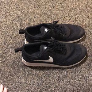Barely worn air max Thea